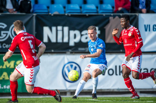 Trelleborgs Felix Hörberg mot Kalmars Chima Uche Akas