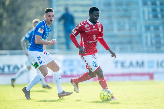 Kalmars Chima Uche Akas mot Trelleborgs Felix Hörberg