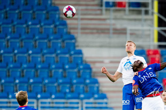 Stian Gregersen of Molde and Sam Johnson of Vålerenga