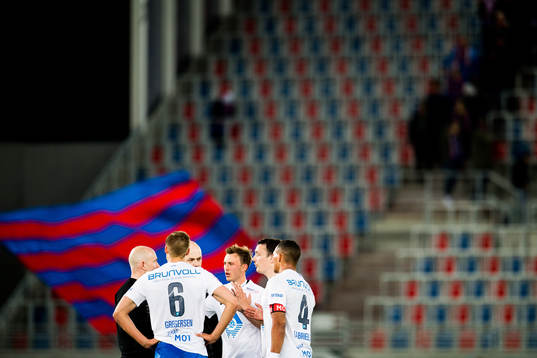 Players of Molde argue with Dag Vidar Hafsås, referee