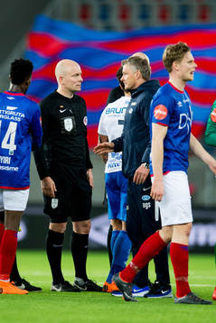 Dag Vidar Hafsås, referee, and Ole Gunnar Solskjær,