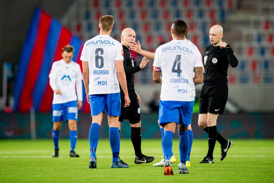 Players of Molde argue with Dag Vidar Hafsås, referee