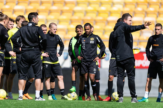 manager Jimmy Thelin instruerar laget
