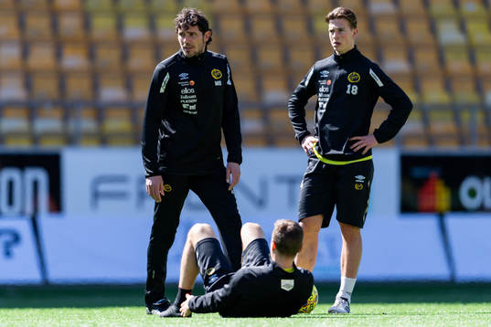assisterande tränare Miguel Beas och Simon Olsson