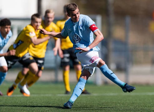 Malmö FF’s Aleksander Nilsson gör mål på straff