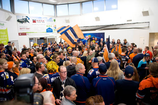 Supportrar samlas på flygplatsen när Växjö firar