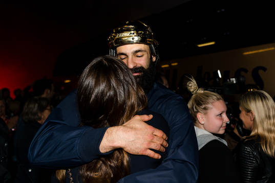Växjös Daniel Rahimi kramar om sin fru när laget