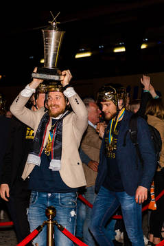Växjös Erik Josefsson jublar med pokalen när spelarna