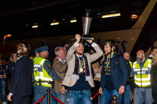 Växjös Erik Josefsson jublar med pokalen när spelarna