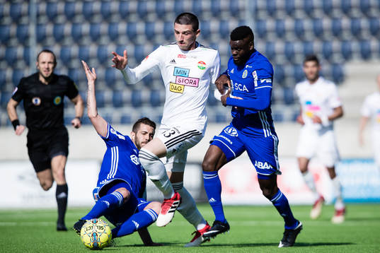 Dalkurds Irfan Jasarevic i kamp om bollen med Sundsvalls