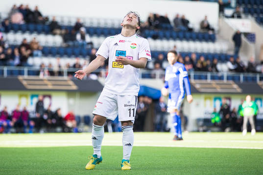 Dalkurds Yukiya Sugita deppar innan fotbollsmatchen i