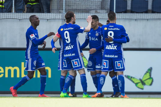 Sundsvalls Romain Gall jublar med lagkamrater