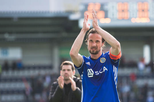 Sundsvalls Linus Hallenius applåderar publiken