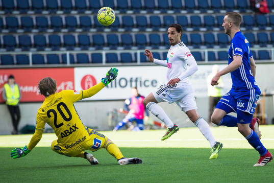 Dalkurds Younes Bnou Marzouk med en målchans framför