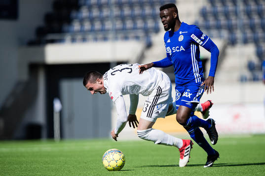Dalkurds Irfan Jasarevic faller i en närkamp med