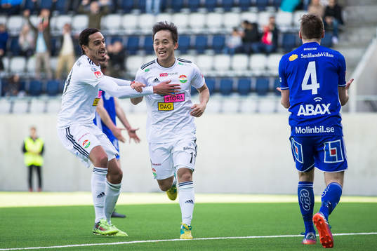 Dalkurds Yukiya Sugita jublar med Younes Bnou Marzouk