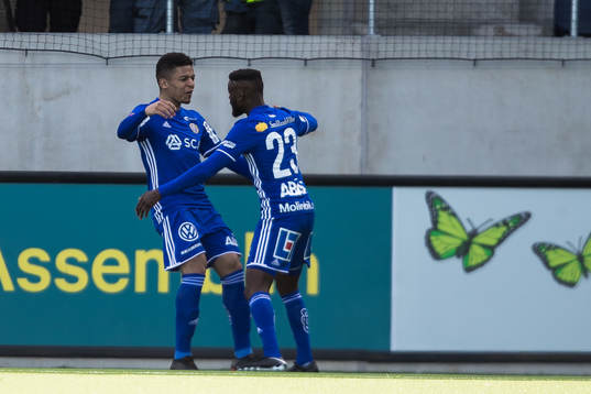 Sundsvalls Romain Gall jublar med Maic Sema