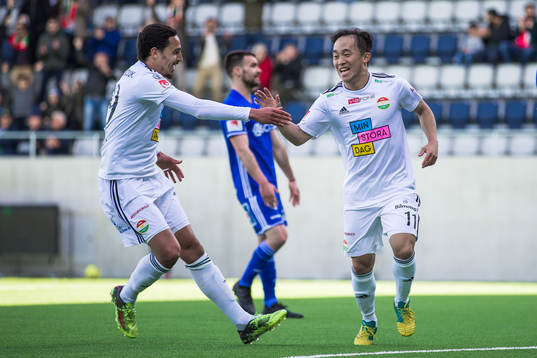 Dalkurds Yukiya Sugita jublar med Younes Bnou Marzouk