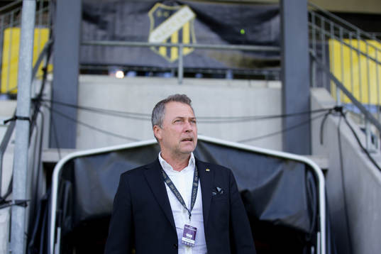 Häckens sportchef Sonny Karlsson innan fotbollsmatchen i