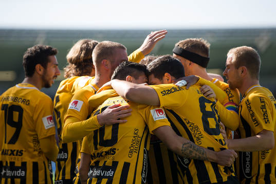 Häckens Paulinho jublar med lagkamrater