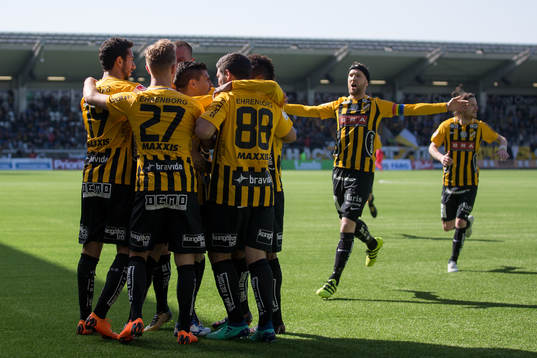 Häckens Paulinho jublar med lagkamrater