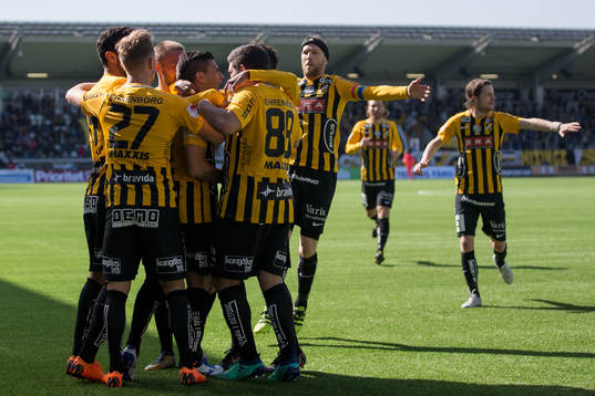 Häckens Paulinho jublar med lagkamrater