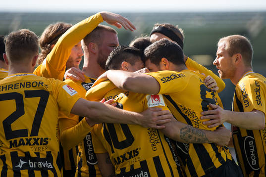 Häckens Paulinho jublar med lagkamrater och kramas om av