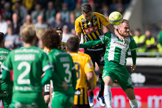 Häckens Paulinho nickar mot Hammarbys David Fällman