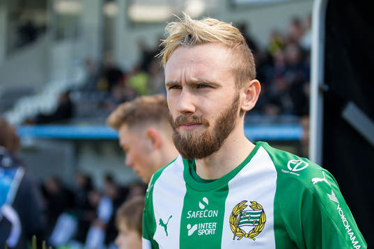 Hammarbys Simon Sandberg gör entre innan fotbollsmatchen i
