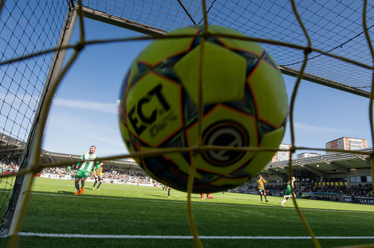 Hammarbys Nicola Djurdjic skjuter 1-2 bakom Häckens Peter