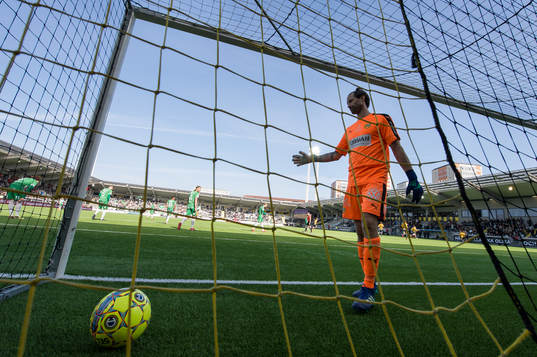 Hammarbys målvakt Johan Wiland deppar