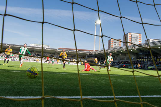 Hammarbys Nicola Djurdjic skjuter 1-2 bakom Häckens Peter