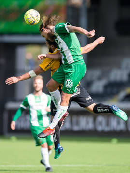 Hammarbys Björn Paulsen i nickduell med Häckens Moestafa