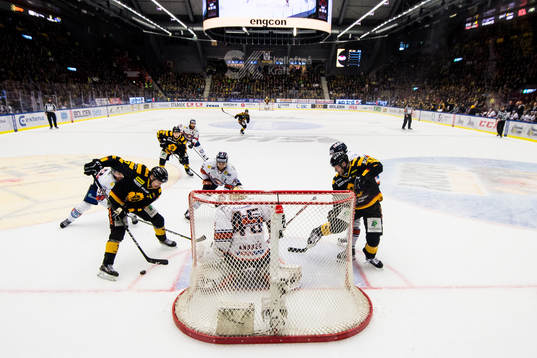 Skellefteås Pär Lindholm oroar vid Växjös målvakt