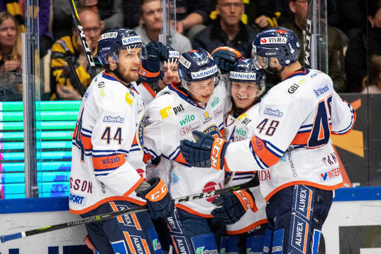 Växjös Elias Pettersson jublar med lagkamrater