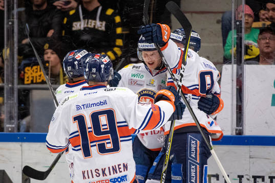 Växjös Elias Pettersson jublar med lagkamrater