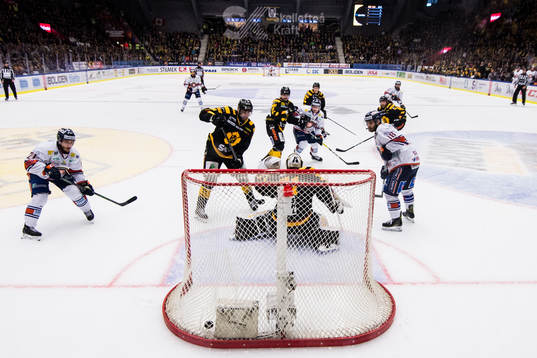 Växjös Janne Pesonen gör 0-3 bakom Skellefteås målvakt