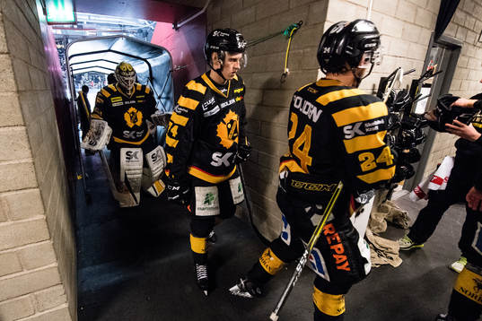 Skellefteås Simon Krekula och Andreas Wingerli deppar när