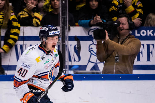 Växjös Elias Pettersson jublar