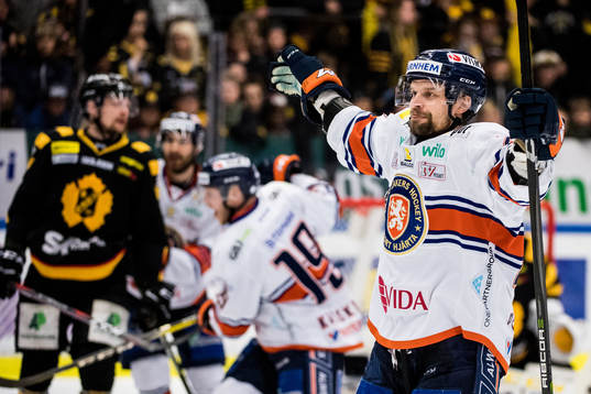 Växjös Janne Pesonen jublar