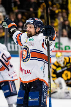 Växjös Janne Pesonen jublar