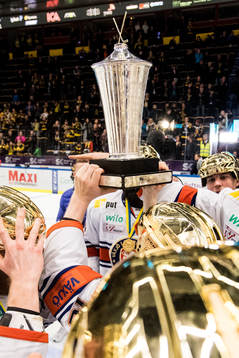 Växjös spelare jublar med pokalen Le Mat