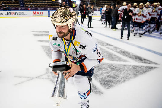 Växjös Noah Welch jublar med pokalen Le Mat