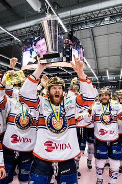 Växjös Liam Reddox jublar med pokalen Le Mat