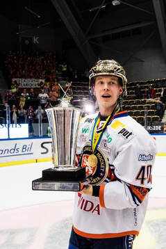 Växjös Elias Pettersson med pokalen Le Mat