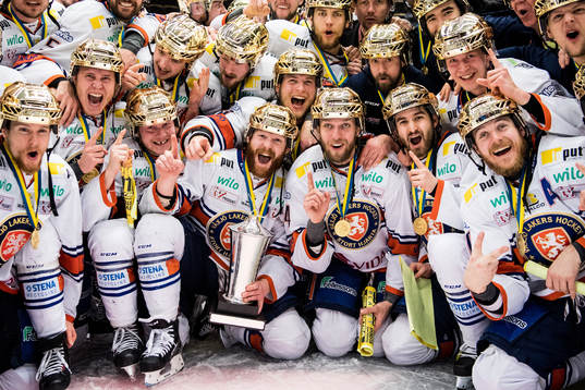 Växjös spelare med lagkapten Liam Reddox (m) jublar med