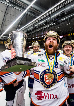 Växjös Liam Reddox jublar med pokalen Le Mat