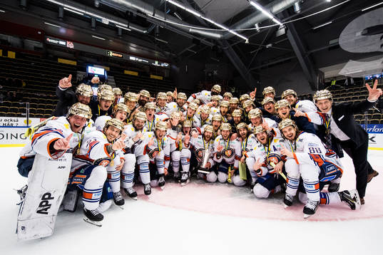 Växjös spelare jublar med pokalen Le Mat