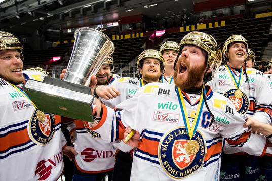 Växjös Liam Reddox jublar med pokalen Le Mat