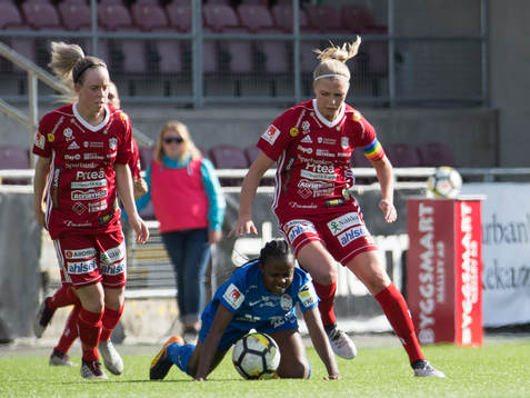 Eskilstunas Sonja Okobi på knä framför Piteås Ellen